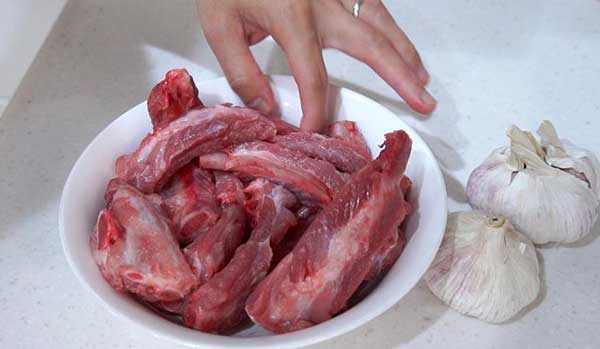電熱鍋食譜，黑胡椒蒜頭排骨湯